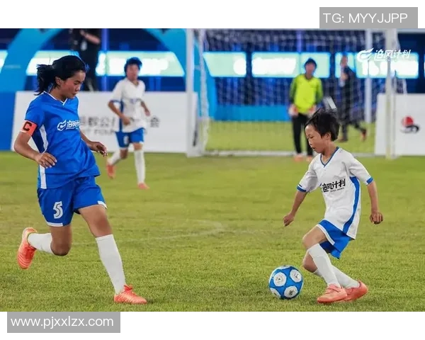 女孩子足球明星崛起展现青春力量与梦想追逐的精彩旅程