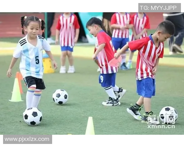 手举小孩猜足球明星的趣味游戏让亲子时光更加欢乐与温馨 手举小孩猜足球明星的趣味游戏让亲子时光更加欢乐与温馨